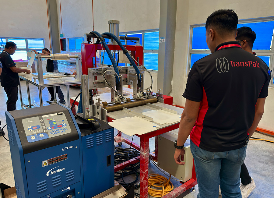 transpak-team-assembling-packaging